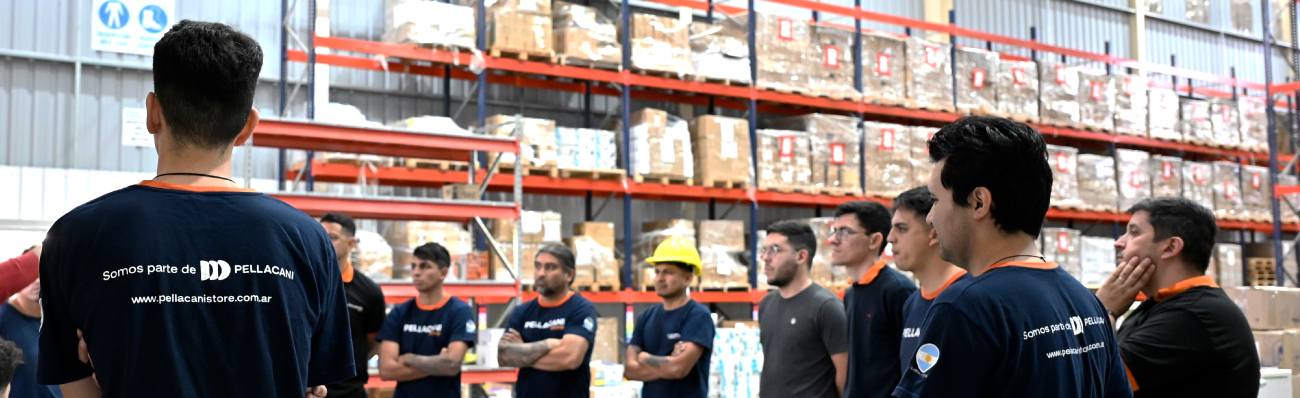 Equipo profesional de Pellacani Store, distribuidores mayoristas de repuestos para veh&iacute;culos pesados, neum&aacute;tica industrial y herramientas profesionales en C&oacute;rdoba, Argentina